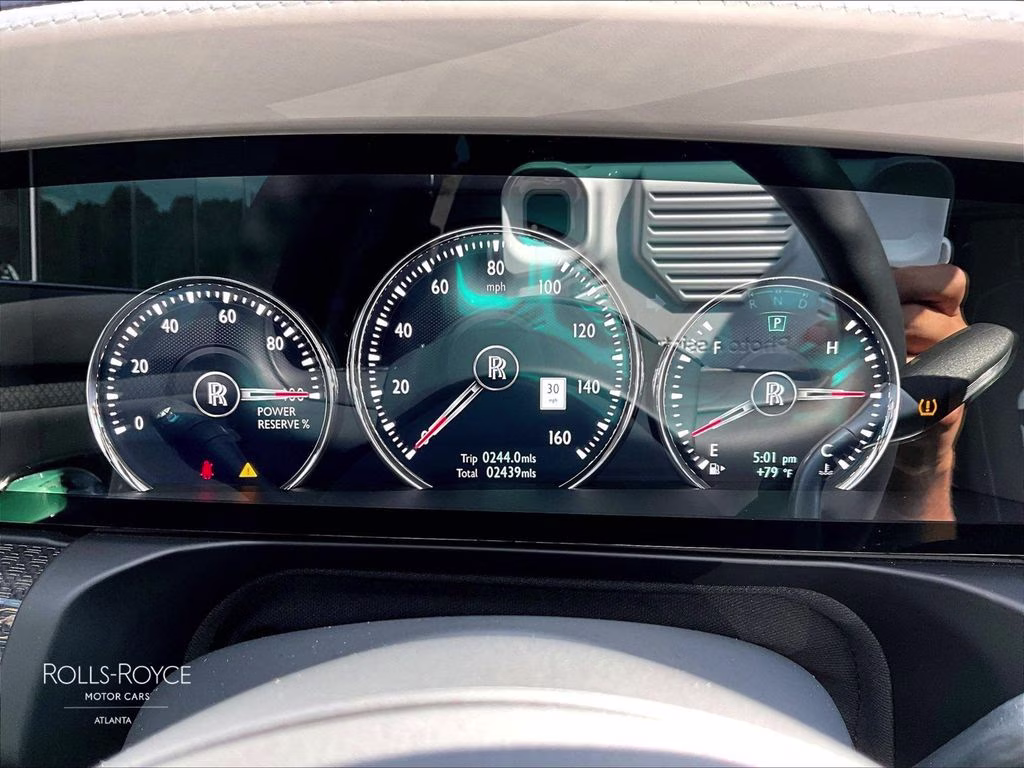 mph015_82806838_scatd6c00ru222292_2024_rolls_royce_black_badge_ghost_arctic_white_16_112760_2cc4ef7aa1