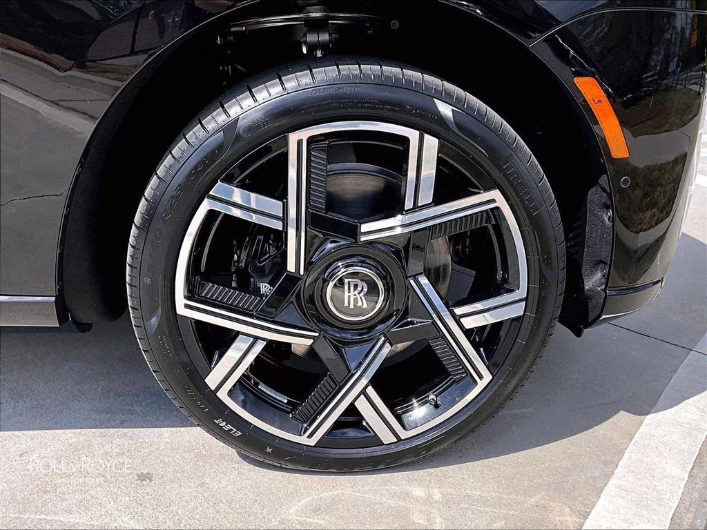 mph015_91053828_sla43ha01tu235260_2026_rolls_royce_black_badge_cullinan_autumn_mystery_black_16_109726_4c10265f93