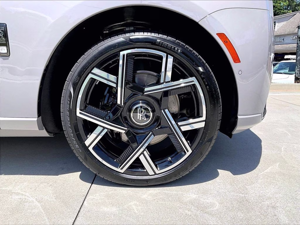 mph015_975095584_sla33ha02vu236755_2027_rolls_royce_black_badge_cullinan_tempest_grey_16_111513_a796e8e809