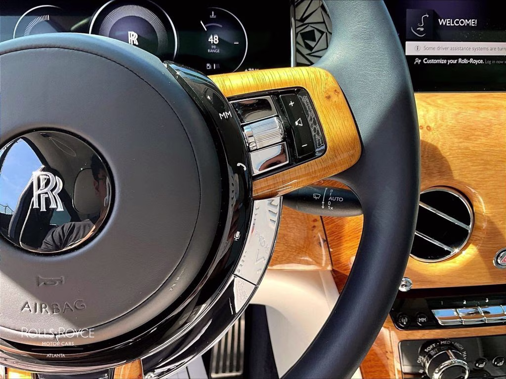 mph016_1767115366_sca13he05tu233685_2026_rolls_royce_phantom_midnight_sapphire_17_113105_f597dab2e1