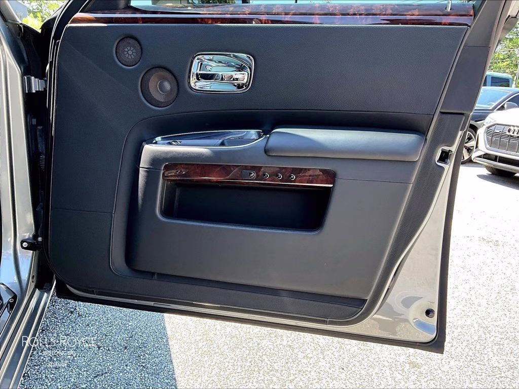 mph018_2065971076_sca664s5xgux53733_2016_rolls_royce_ghost_stone_grey_19_113230_6560d9c8d2