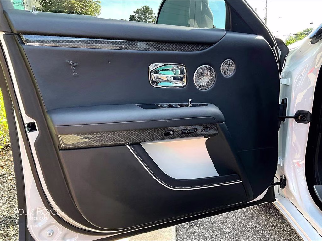 mph018_2961913357_scatd6c00ru222292_2024_rolls_royce_black_badge_ghost_arctic_white_19_112760_ae5d11d161