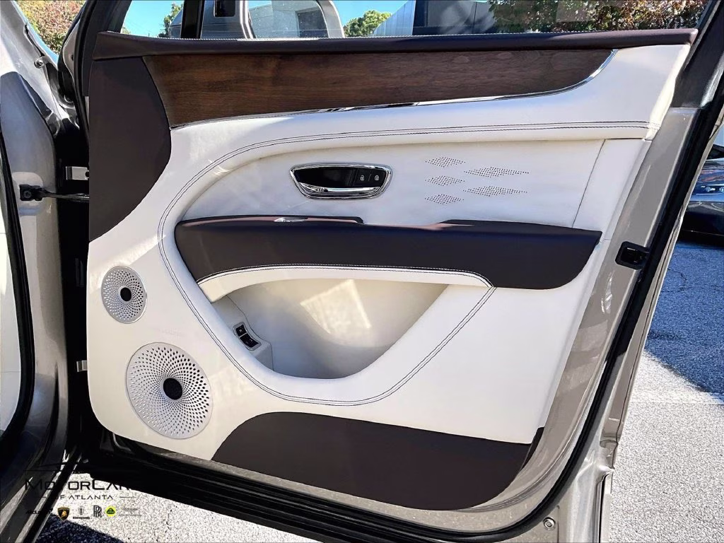 mph018_987603182_sjaat2zv5sc028997_2025_bentley_bentayga_v8_19_114766_2ba0c789b9