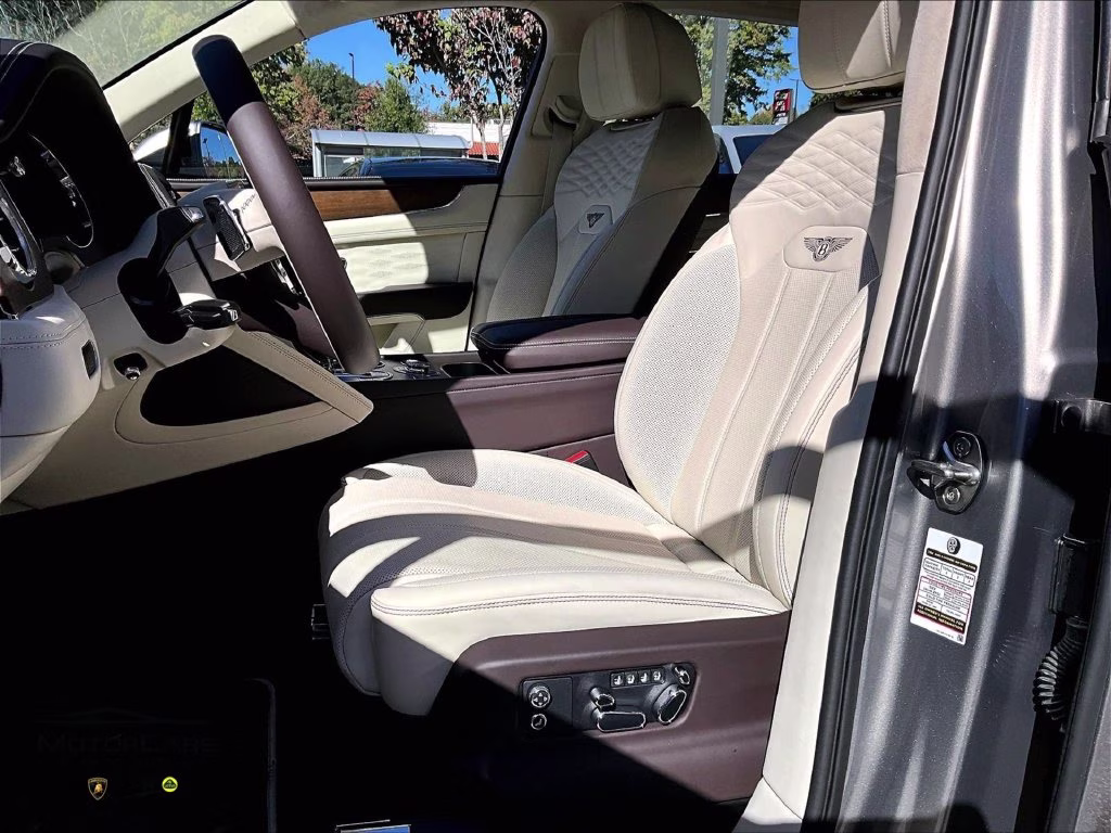 mph019_2523613310_sjaat2zv5sc028997_2025_bentley_bentayga_v8_20_114766_78a60bfdd8