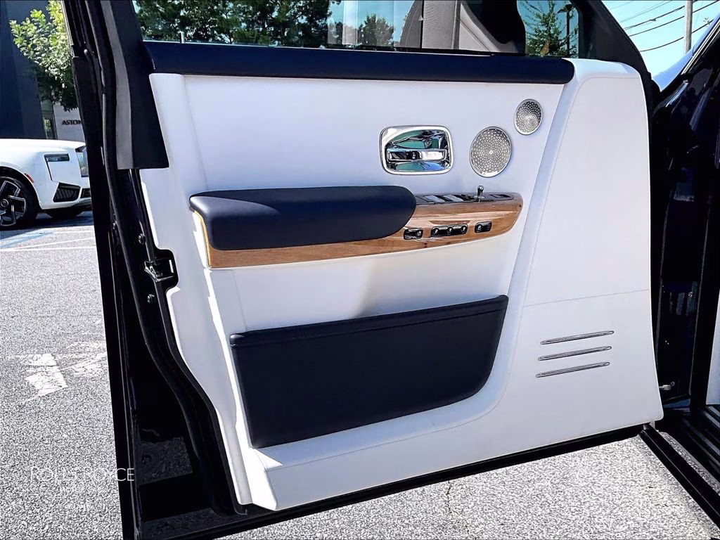 mph020_802052276_sca13he05tu233685_2026_rolls_royce_phantom_midnight_sapphire_21_113105_65bb196474
