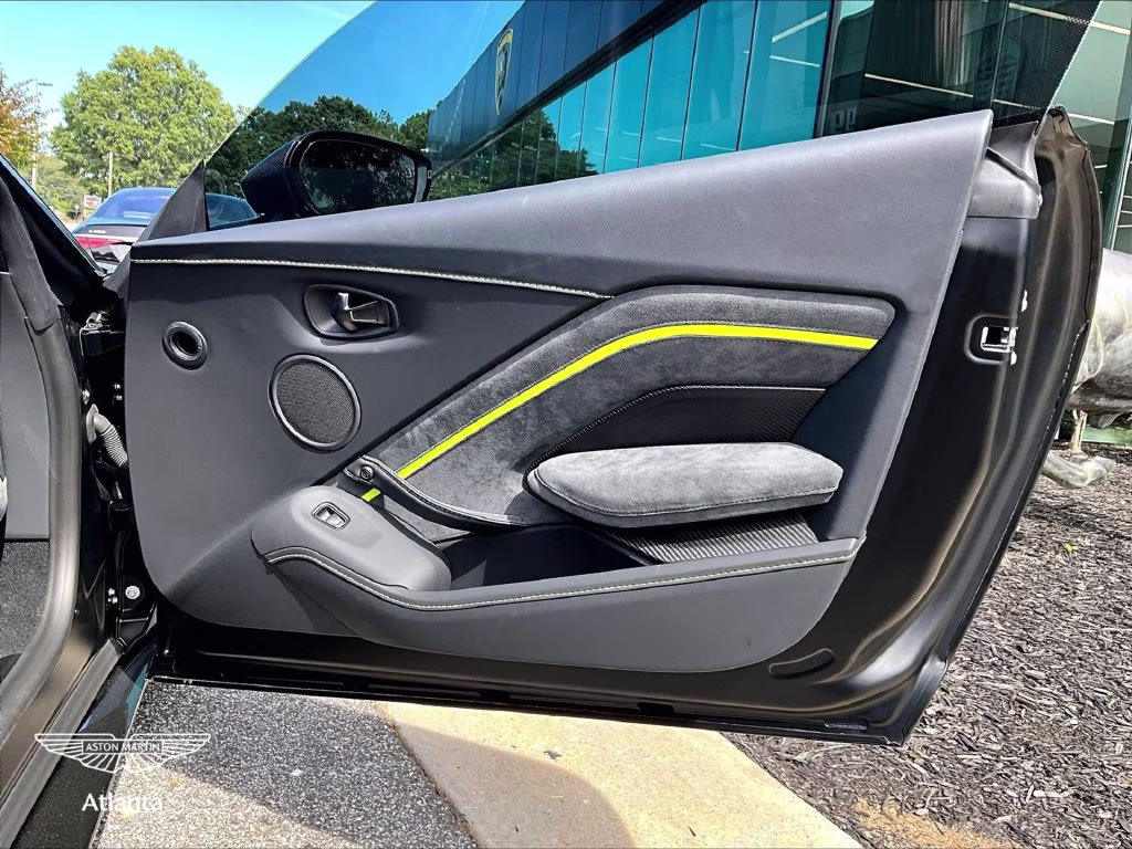 mph021_2498246294_scfsmgawxngn50203_2022_aston_martin_vantage_jet_black_22_114318_a2cac39861