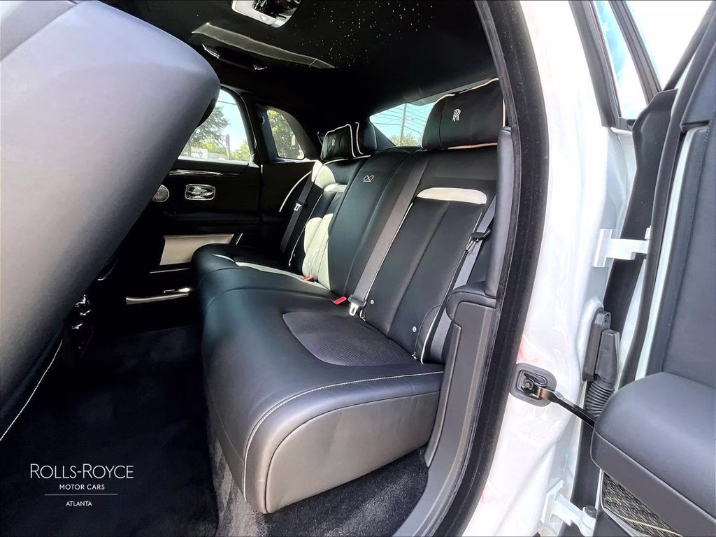mph021_3244130264_scatd6c00ru222292_2024_rolls_royce_black_badge_ghost_arctic_white_22_112760_8a9751086c