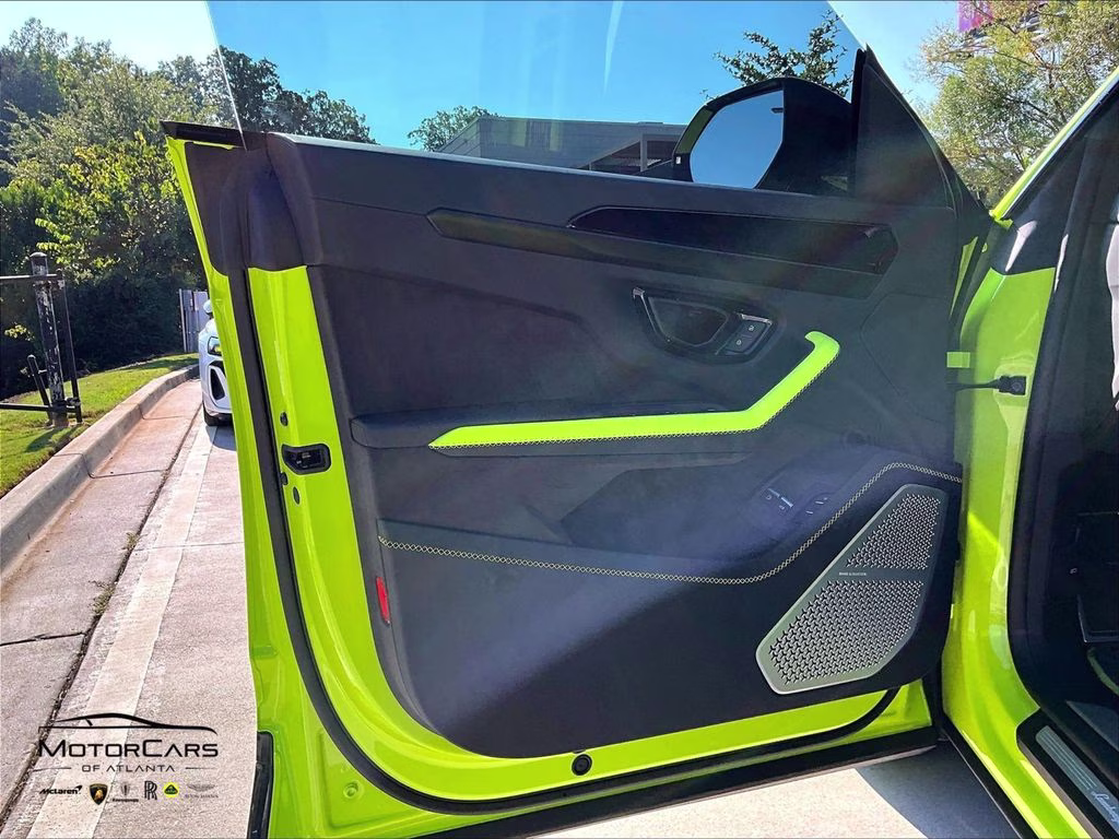 mph021_981516323_zpbud6zl8sla39743_2025_lamborghini_urus_se_verde_scandal_22_113824_3d89cc2106