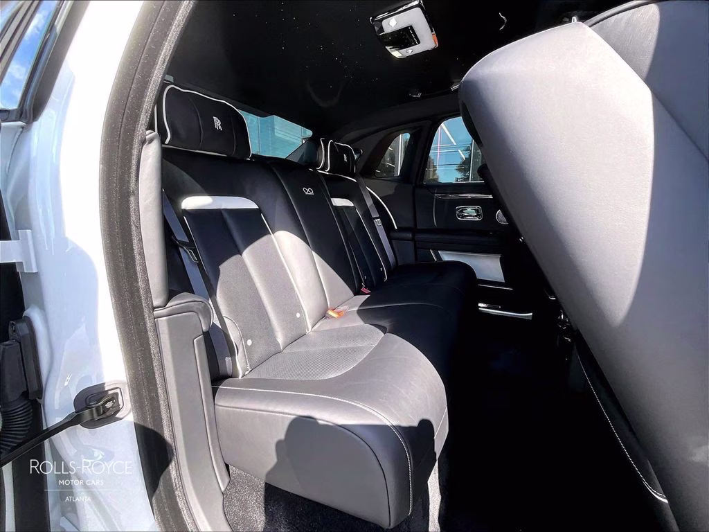 mph022_1092723286_scatd6c00ru222292_2024_rolls_royce_black_badge_ghost_arctic_white_23_112760_5a917e5e8e