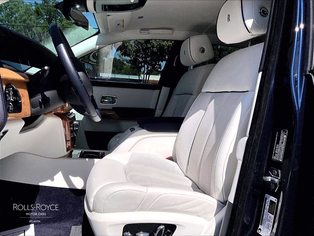 mph022_1533797029_sca13he05tu233685_2026_rolls_royce_phantom_midnight_sapphire_23_113105_becdd97bfe