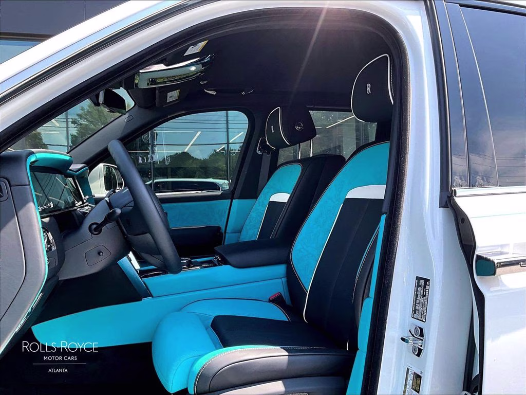 mph022_554261783_sla13ha0xsu231936_2025_rolls_royce_cullinan_arctic_white_23_112966_3ee149fff5