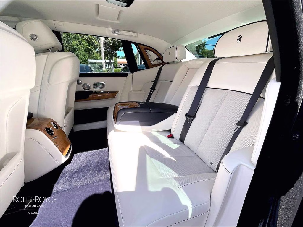 mph023_2649426146_sca13he05tu233685_2026_rolls_royce_phantom_midnight_sapphire_24_113105_35f96fe72f