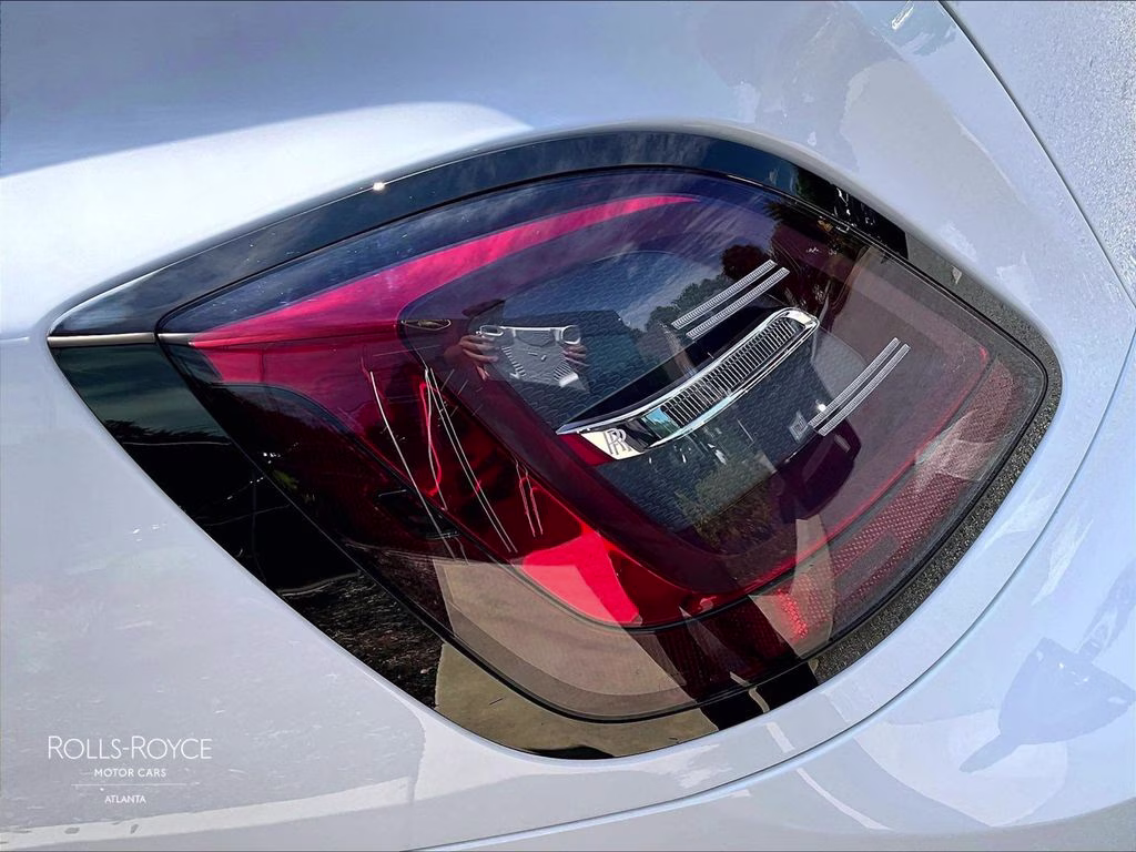 mph024_2249390496_scatd6c00ru222292_2024_rolls_royce_black_badge_ghost_arctic_white_25_112760_ca790274bb