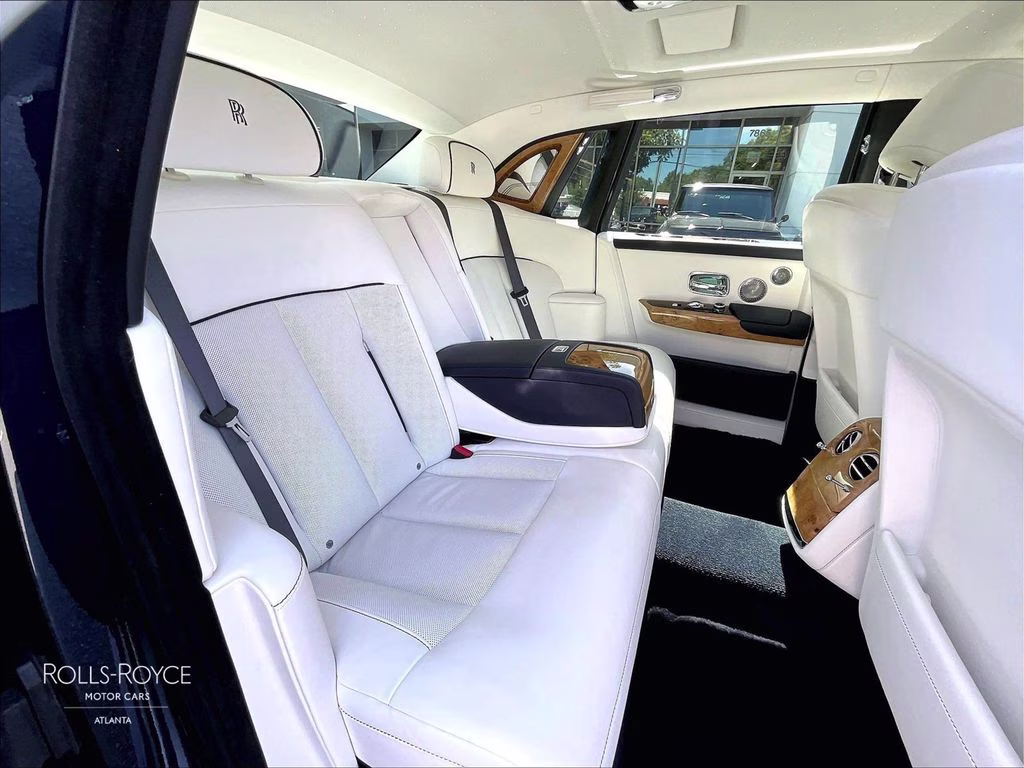 mph024_2523126079_sca13he05tu233685_2026_rolls_royce_phantom_midnight_sapphire_25_113105_e783b2b843