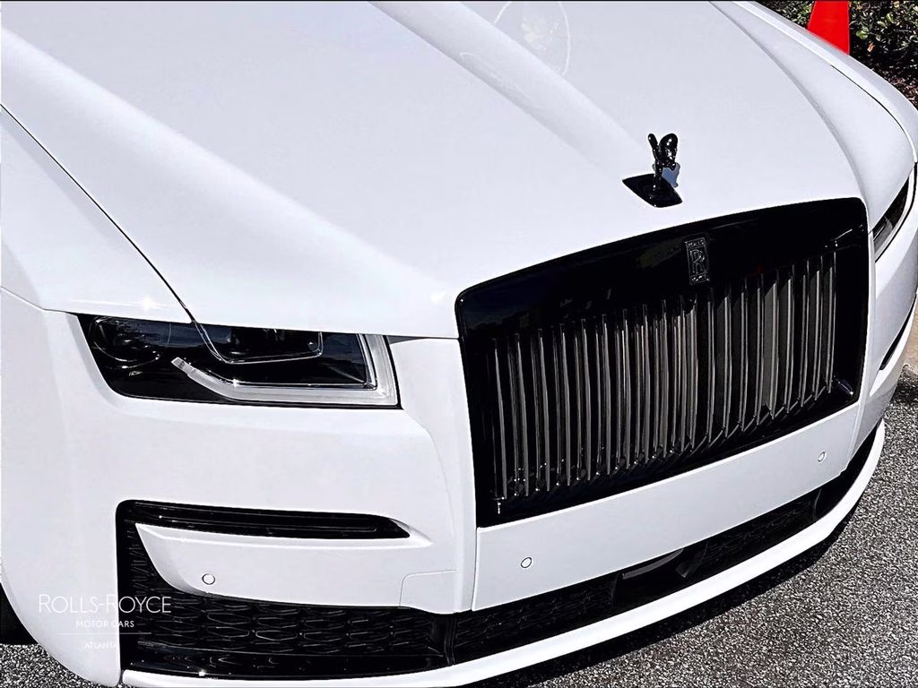 mph025_1929942970_scatd6c00ru222292_2024_rolls_royce_black_badge_ghost_arctic_white_26_112760_1c0c06ea17