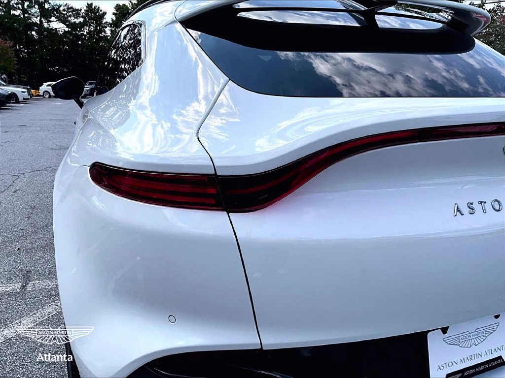 mph026_4070684108_sd7vujawxntv04922_2022_aston_martin_dbx_lunar_27_114502_8dec3a0a10