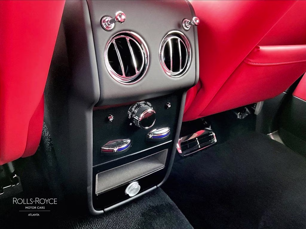 mph027_1828063978_sla13ha08tu235405_2026_rolls_royce_cullinan_black_diamond_28_112822_aee88b2d93