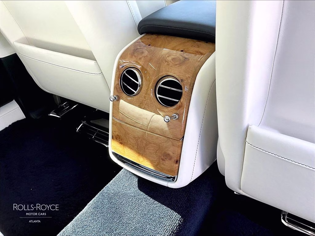 mph029_2111509672_sca13he05tu233685_2026_rolls_royce_phantom_midnight_sapphire_30_113105_bfde88aa3c
