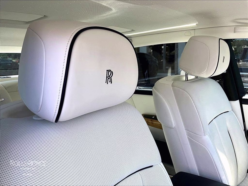 mph030_882466748_sca13he05tu233685_2026_rolls_royce_phantom_midnight_sapphire_31_113105_e23574dbaf