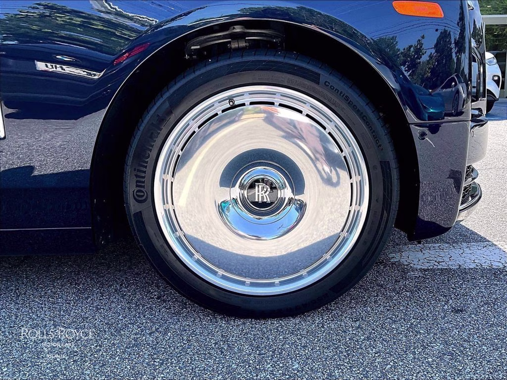 mph031_2817316798_sca13he05tu233685_2026_rolls_royce_phantom_midnight_sapphire_32_113105_8c66e33386