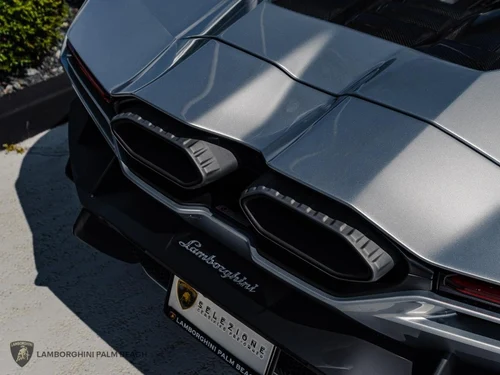 
           
        2025 Lamborghini Revuelto
