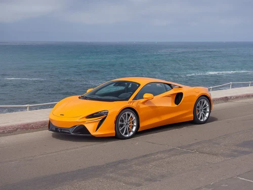 
           
        2025 McLaren Artura