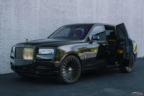 
           
        2020 Rolls-Royce Black Badge Cullinan w