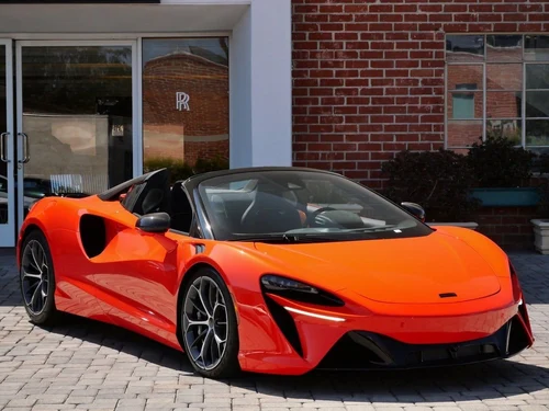 
           New 
        2025 McLaren Artura