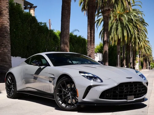 
           New 
        2025 Aston Martin Vantage