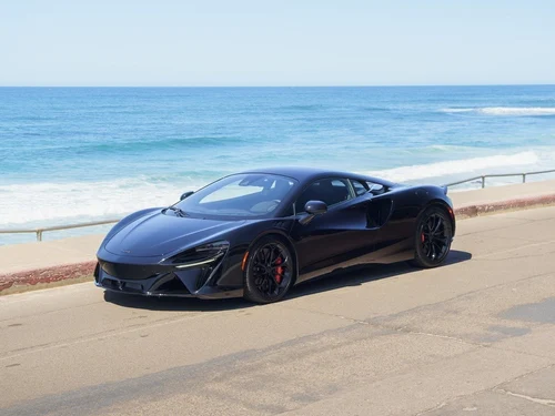 
           New 
        2025 McLaren Artura