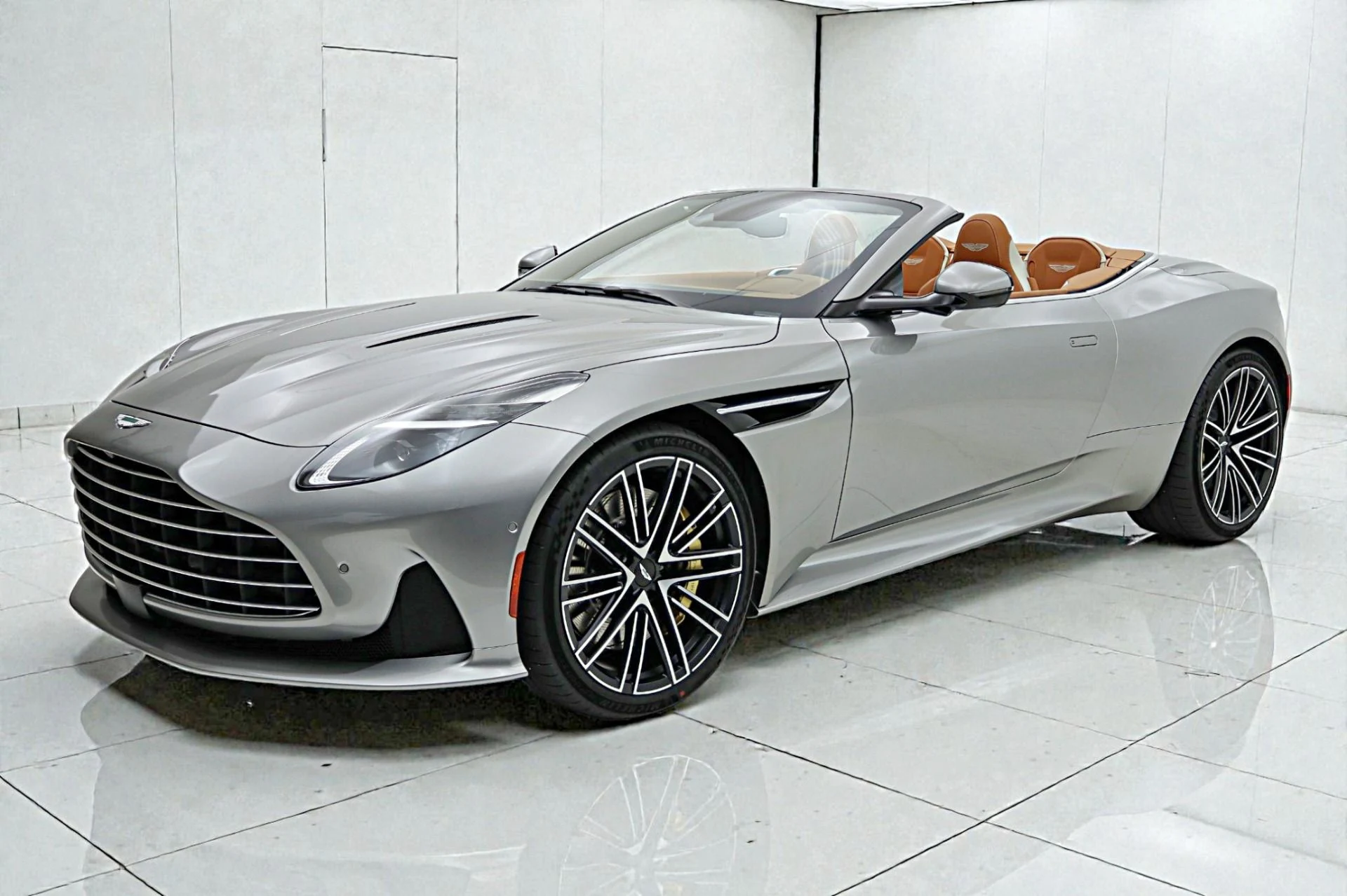 mph000_101776299_New_2026_Aston_Martin_DB_12_Volante_3963d5920b