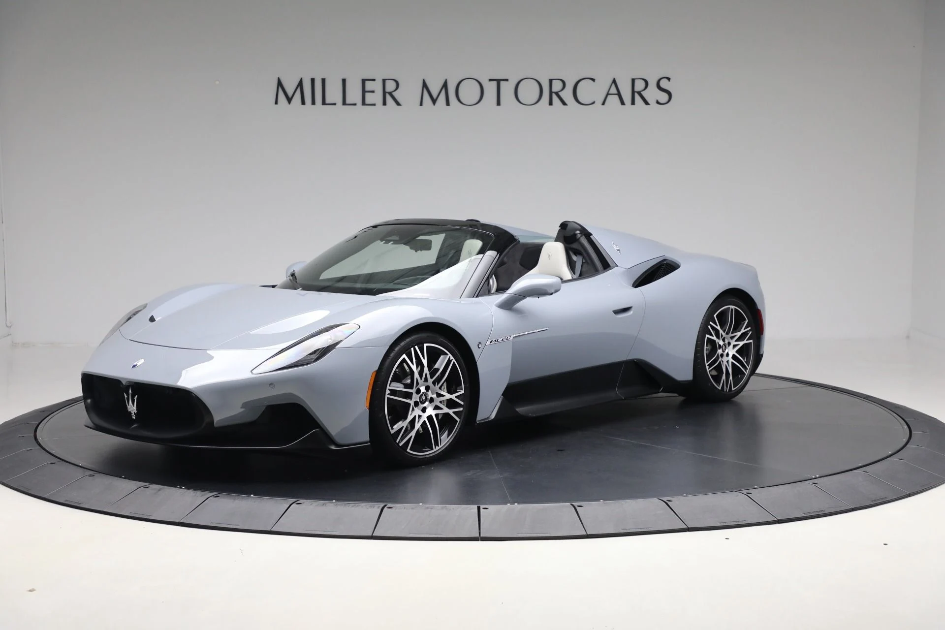 mph000_1058789099_Used_2023_Maserati_MC_20_Cielo_62c559f507