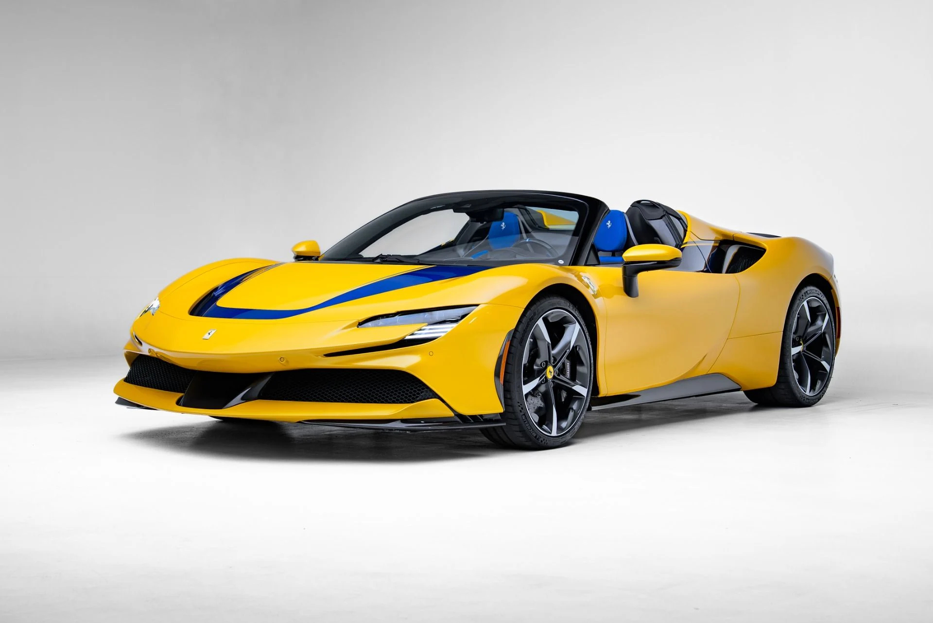 mph000_1204302977_Used_2023_Ferrari_SF_90_Spider_1773351376_a8c590c46f