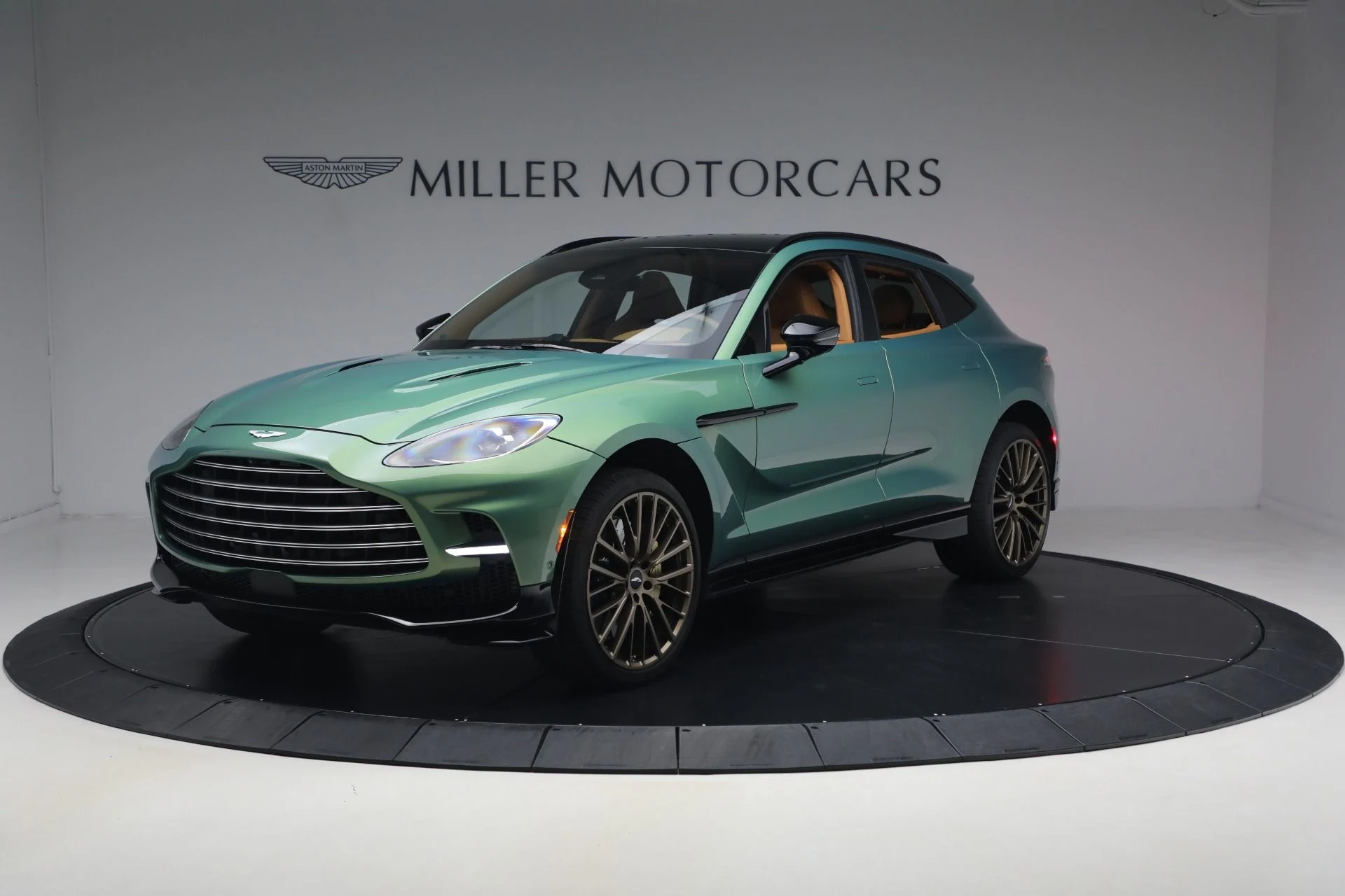 mph000_1251770934_Used_2025_Aston_Martin_DBX_707_1777039966_aefbb13603