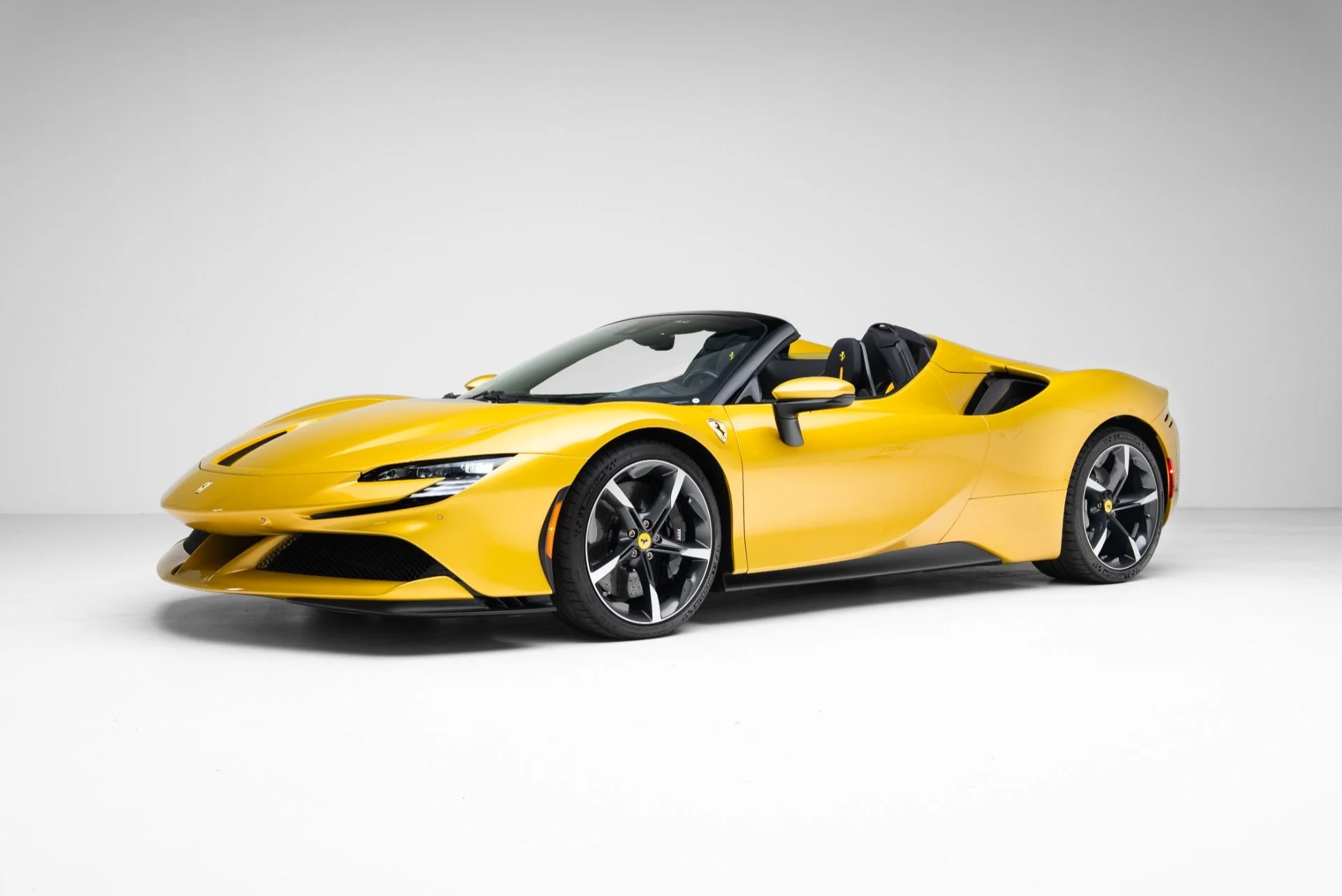 mph000_1428243568_Used_2023_Ferrari_SF_90_Spider_1770940688_f7313f0cbc