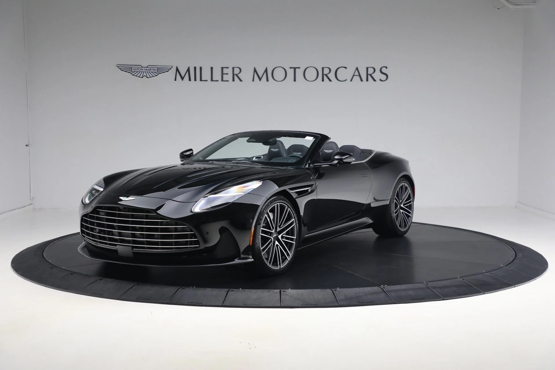 mph000_1468466578_New_2025_Aston_Martin_DB_12_Volante_66d39e92e6