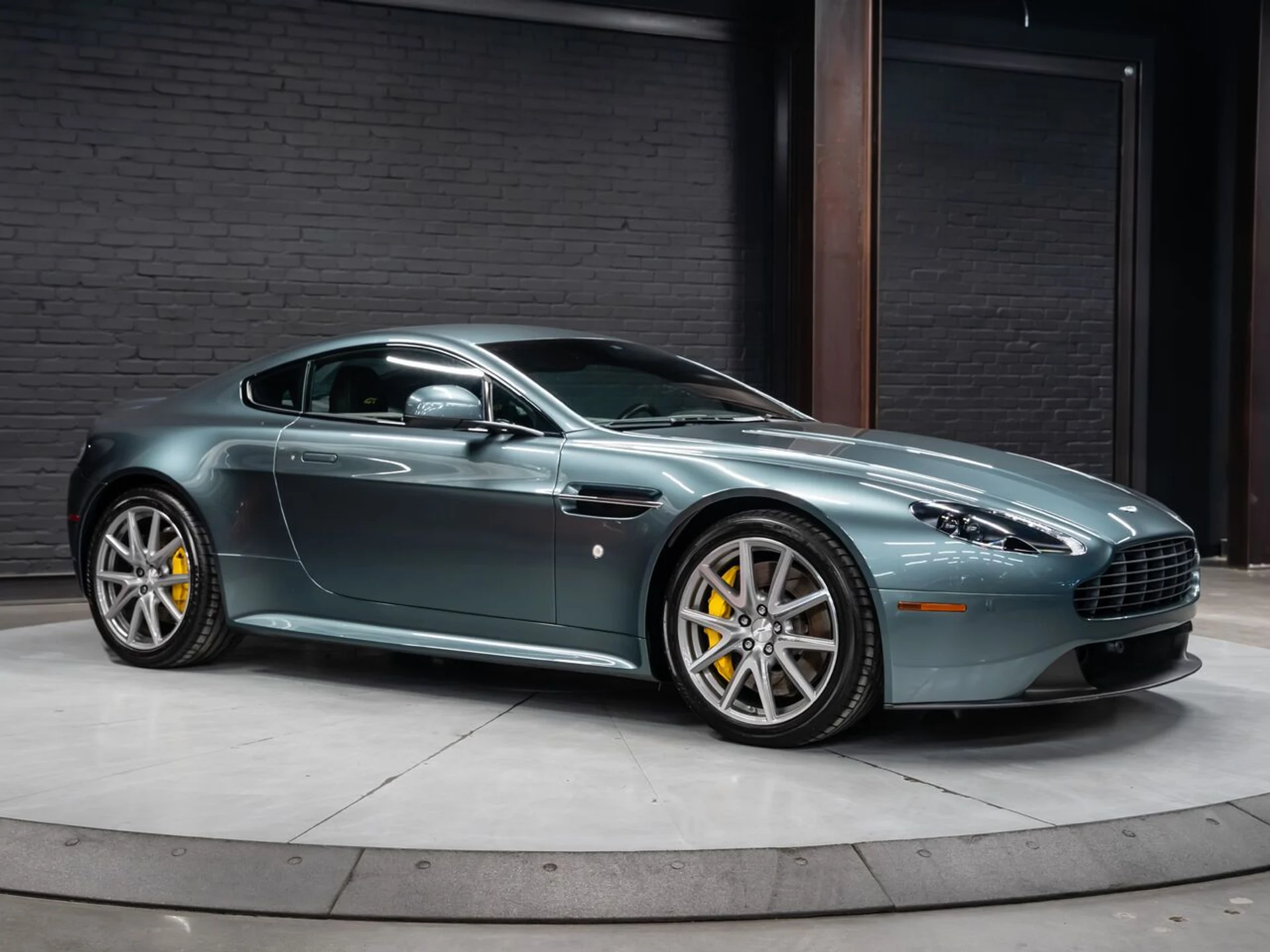 mph000_1511375908_aston_martin_v8_vantage_2015_435a6e1ca7