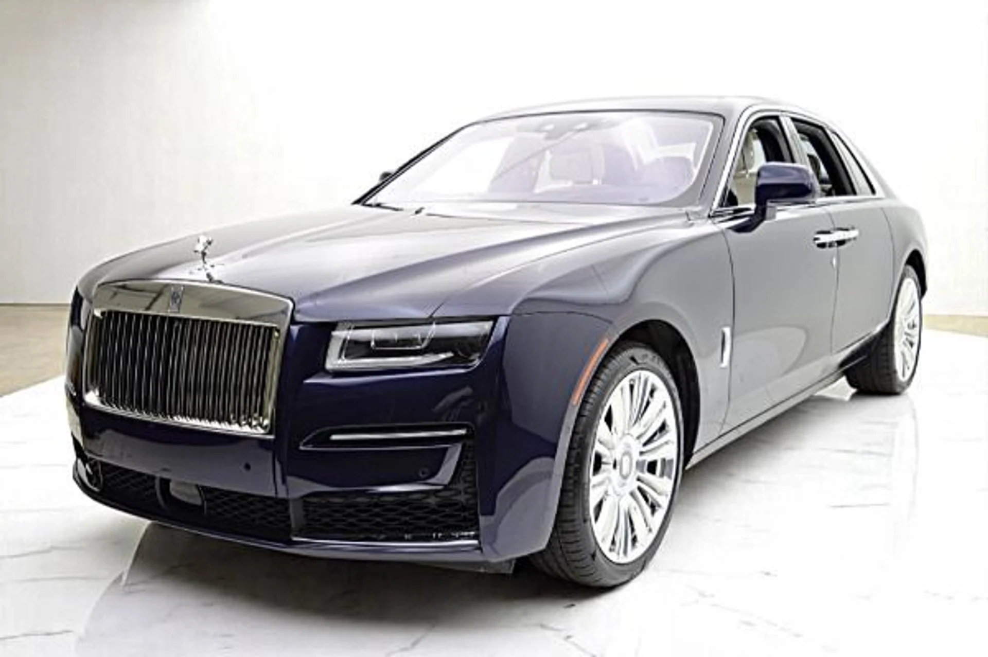 mph000_1530774229_Used_2022_Rolls_Royce_Ghost_LEASE_OPTIONS_AVAILABLE_533e58eee7