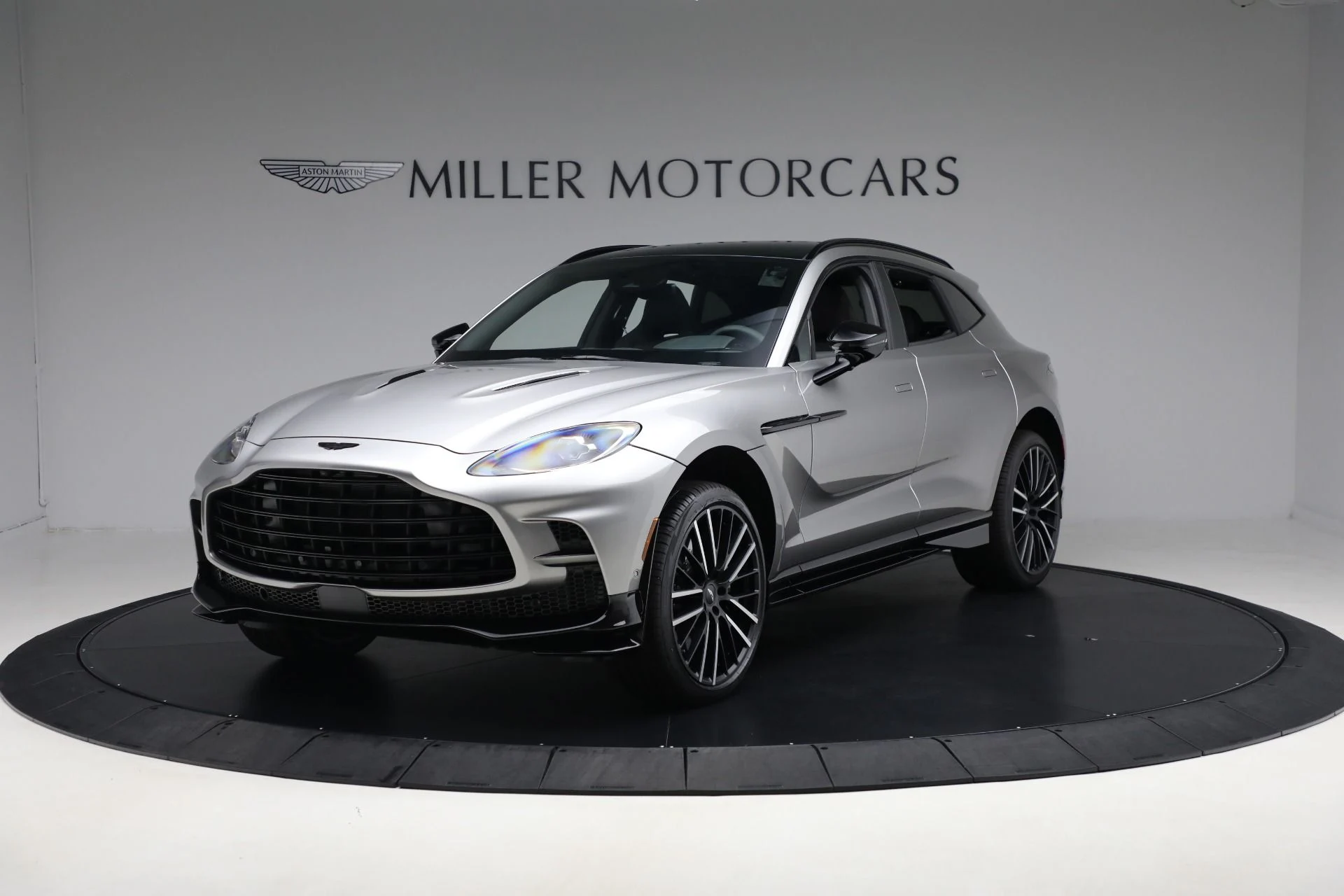 mph000_1669765377_New_2025_Aston_Martin_DBX_707_41835ab5f3
