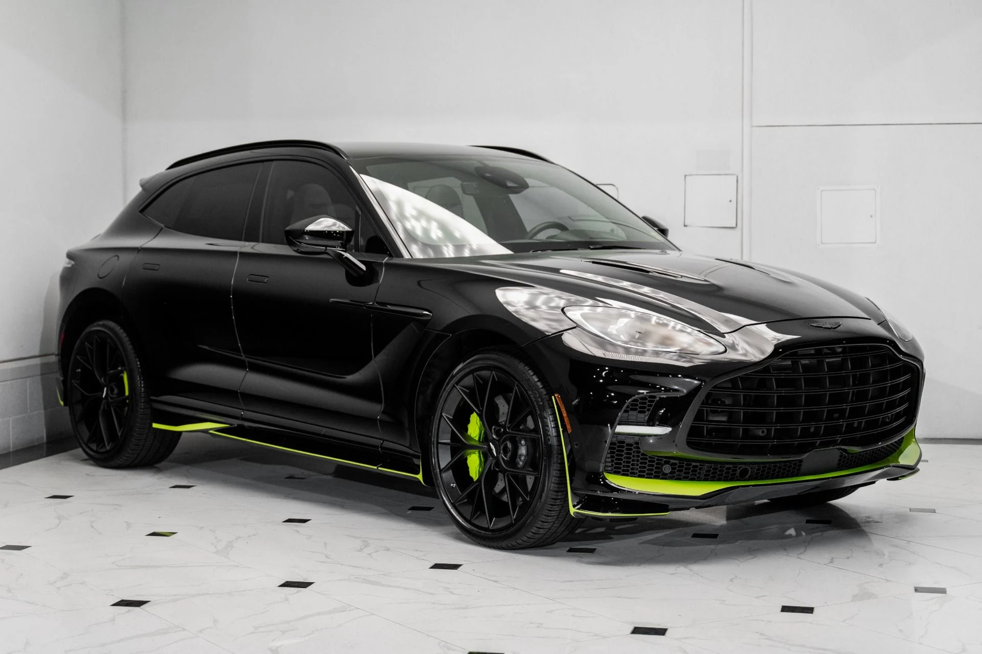mph000_1721920840_Used_2024_Aston_Martin_DBX_707_1746070286_30d8480218