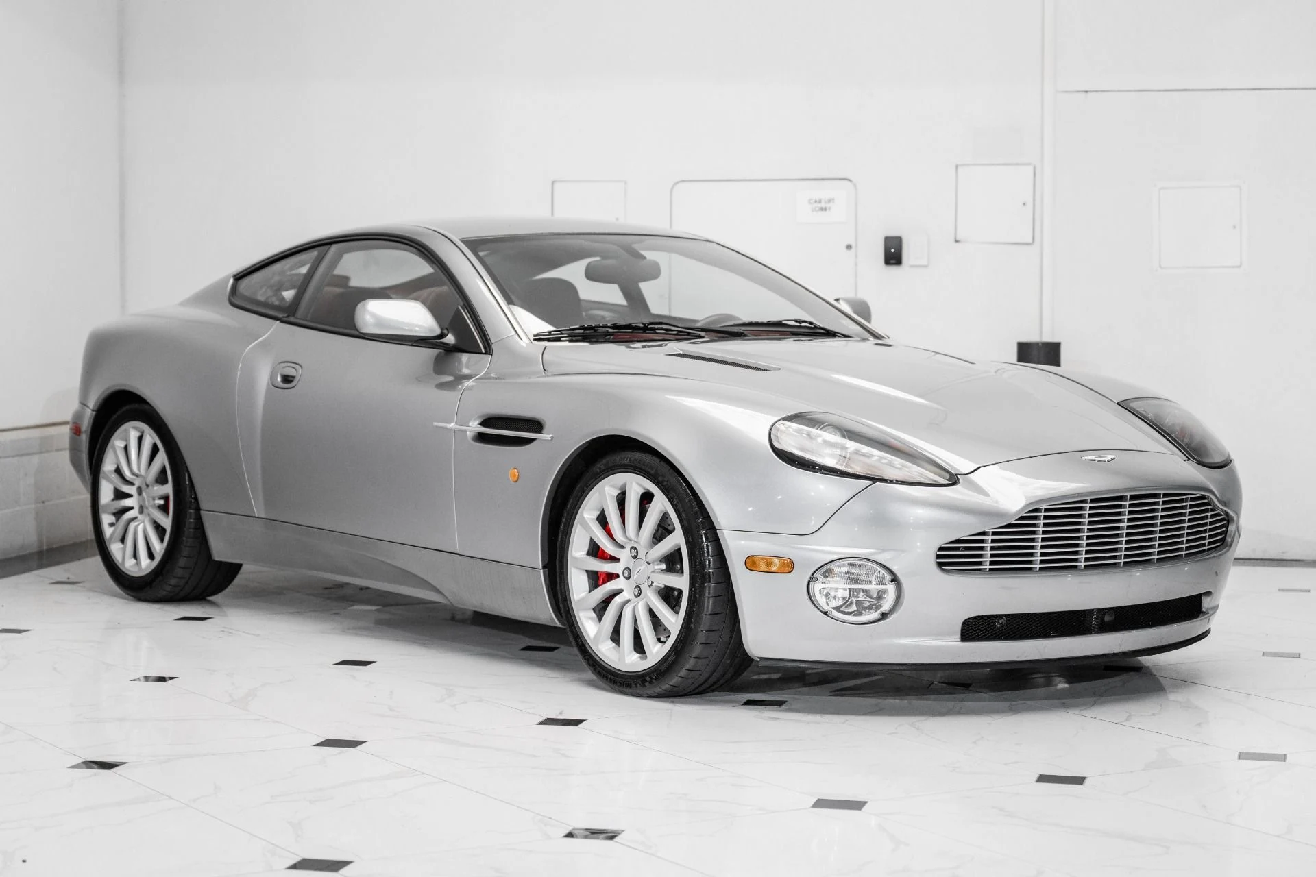 mph000_1774032401_Used_2002_Aston_Martin_Vanquish_V12_1750947116_803ebac939
