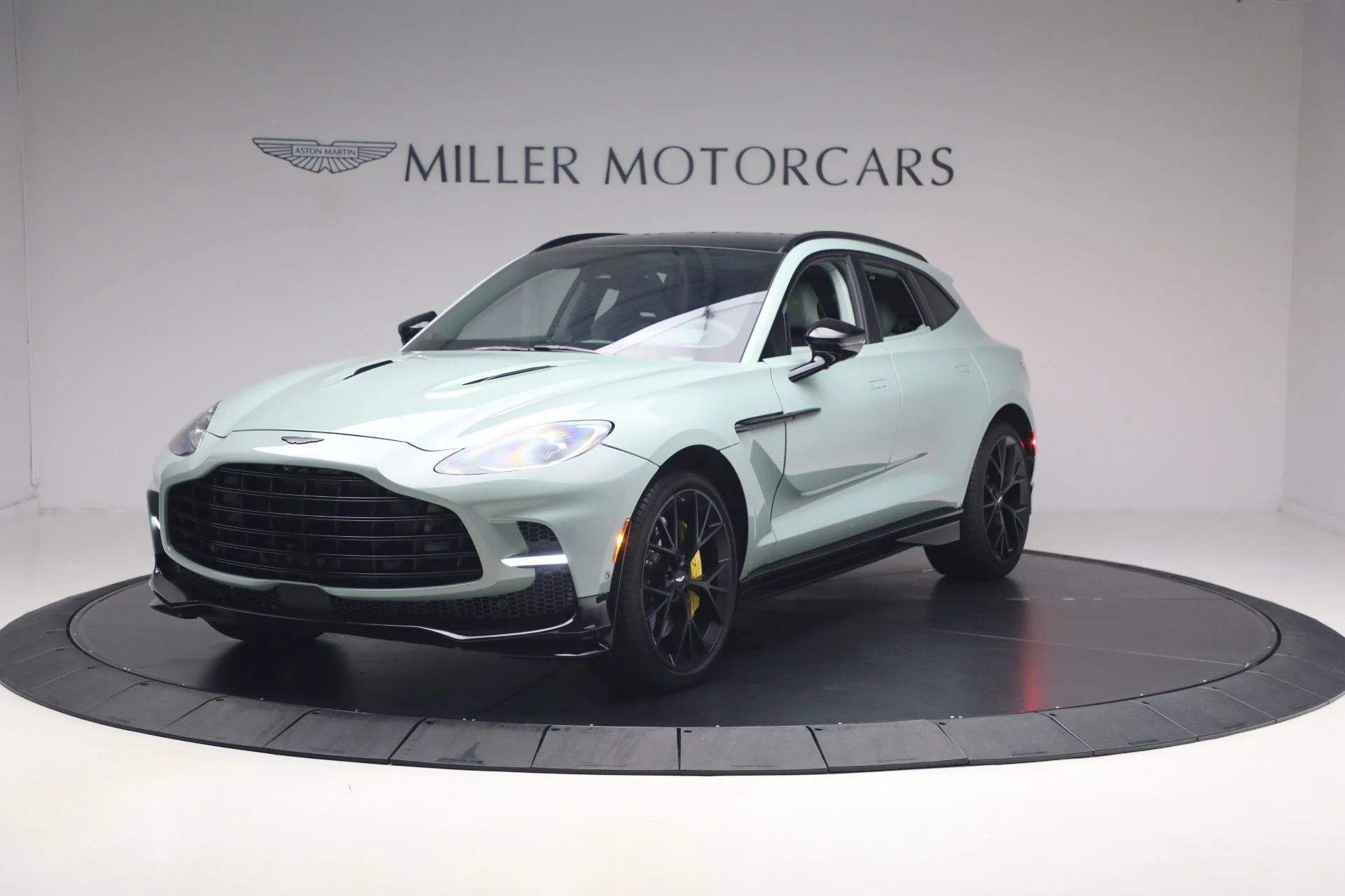 mph000_1785474978_Used_2025_Aston_Martin_DBX_707_1782571057_236d6e9ab7