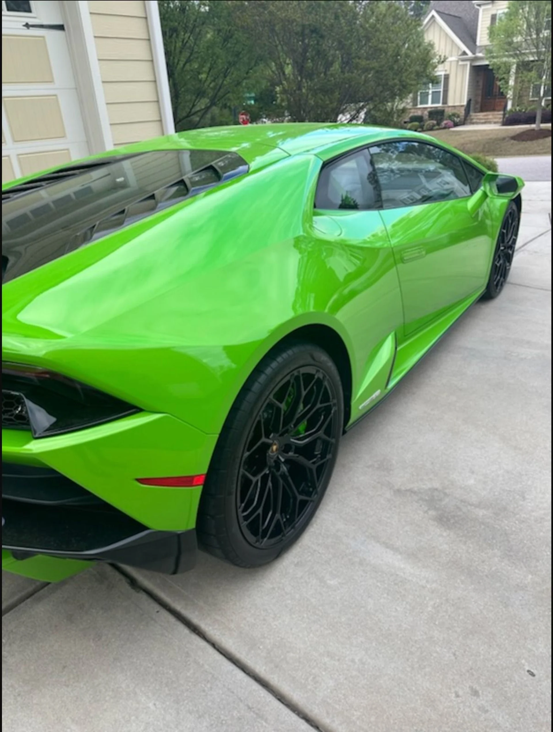mph000_1827742948_Used_2023_Lamborghini_Huracan_EVO_EVO_1744655175_896f3b3b81