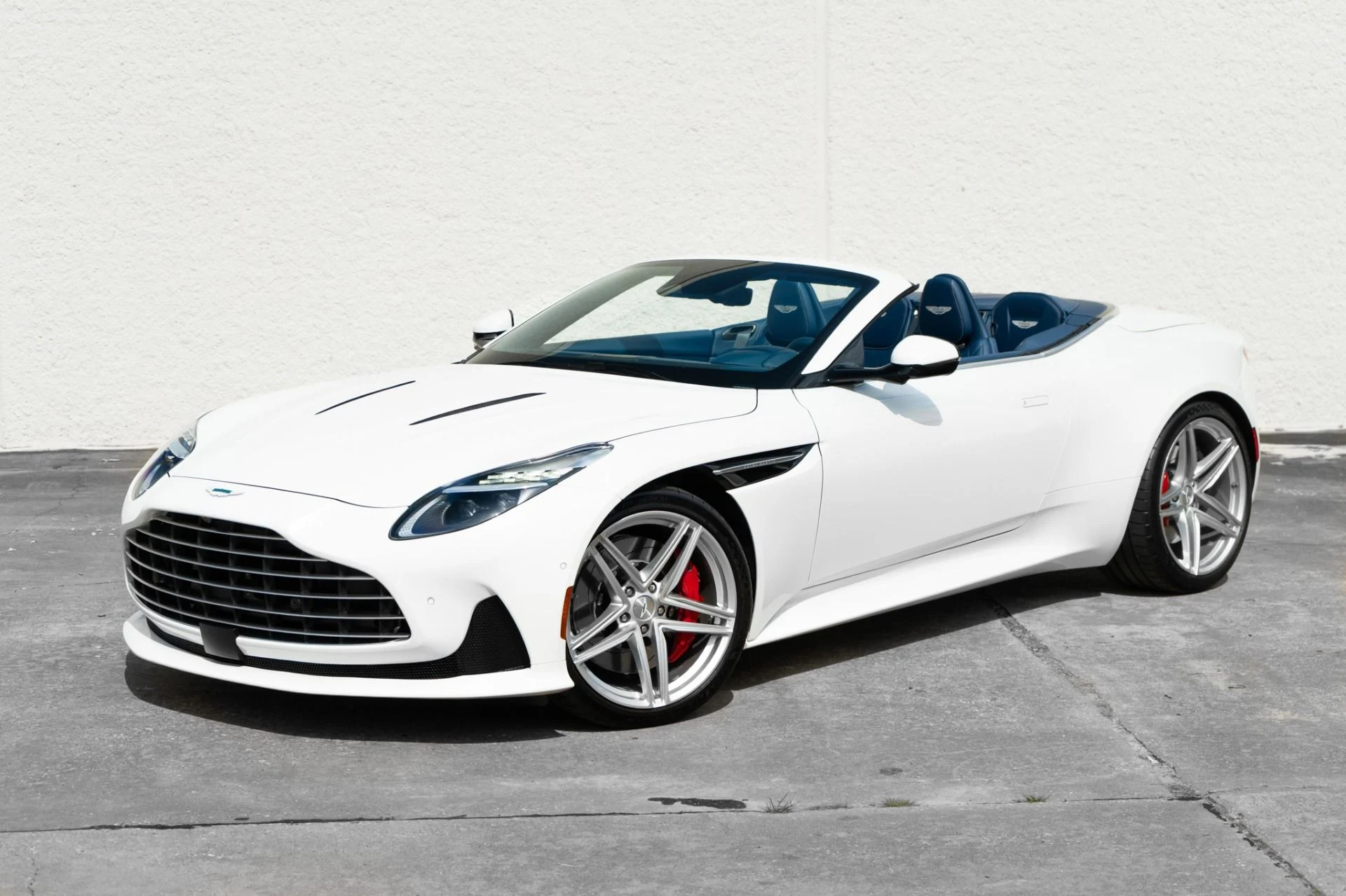 mph000_1847325062_Used_2025_Aston_Martin_DB_12_Volante_1785884214_824a55e9bb