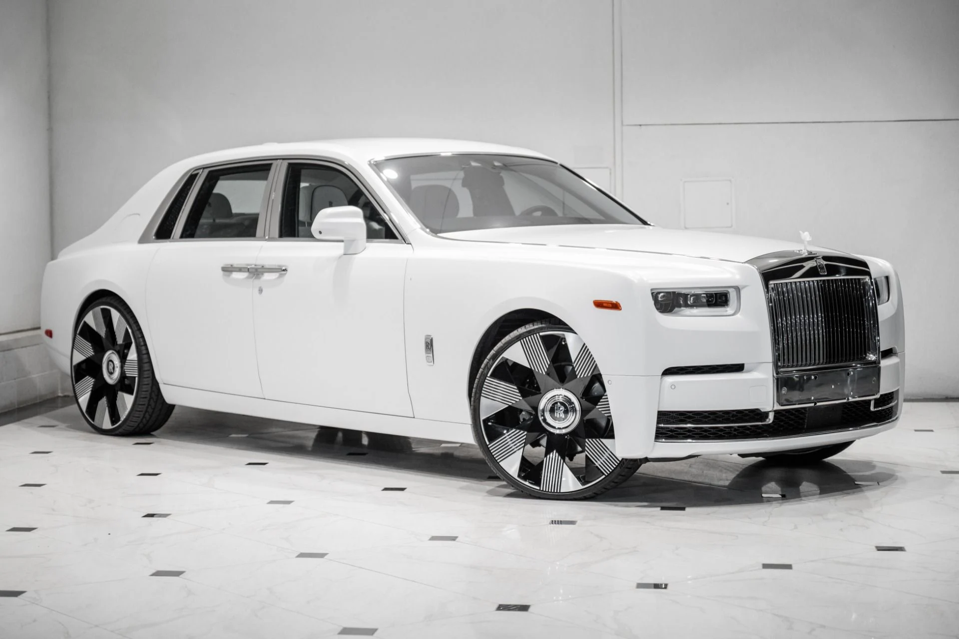 mph000_1847835665_Used_2018_Rolls_Royce_Phantom_1778080053_005e0921f2