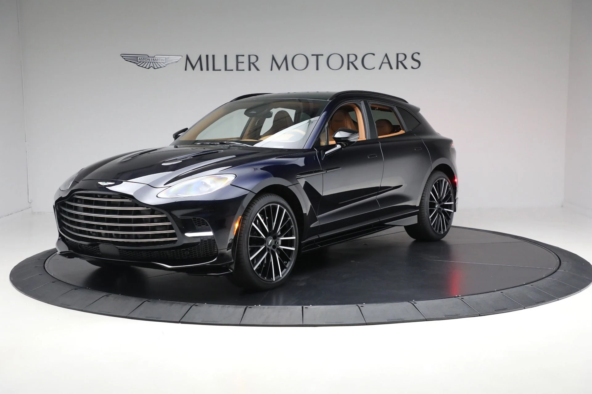 mph000_1865697377_New_2025_Aston_Martin_DBX_707_2aa678577d