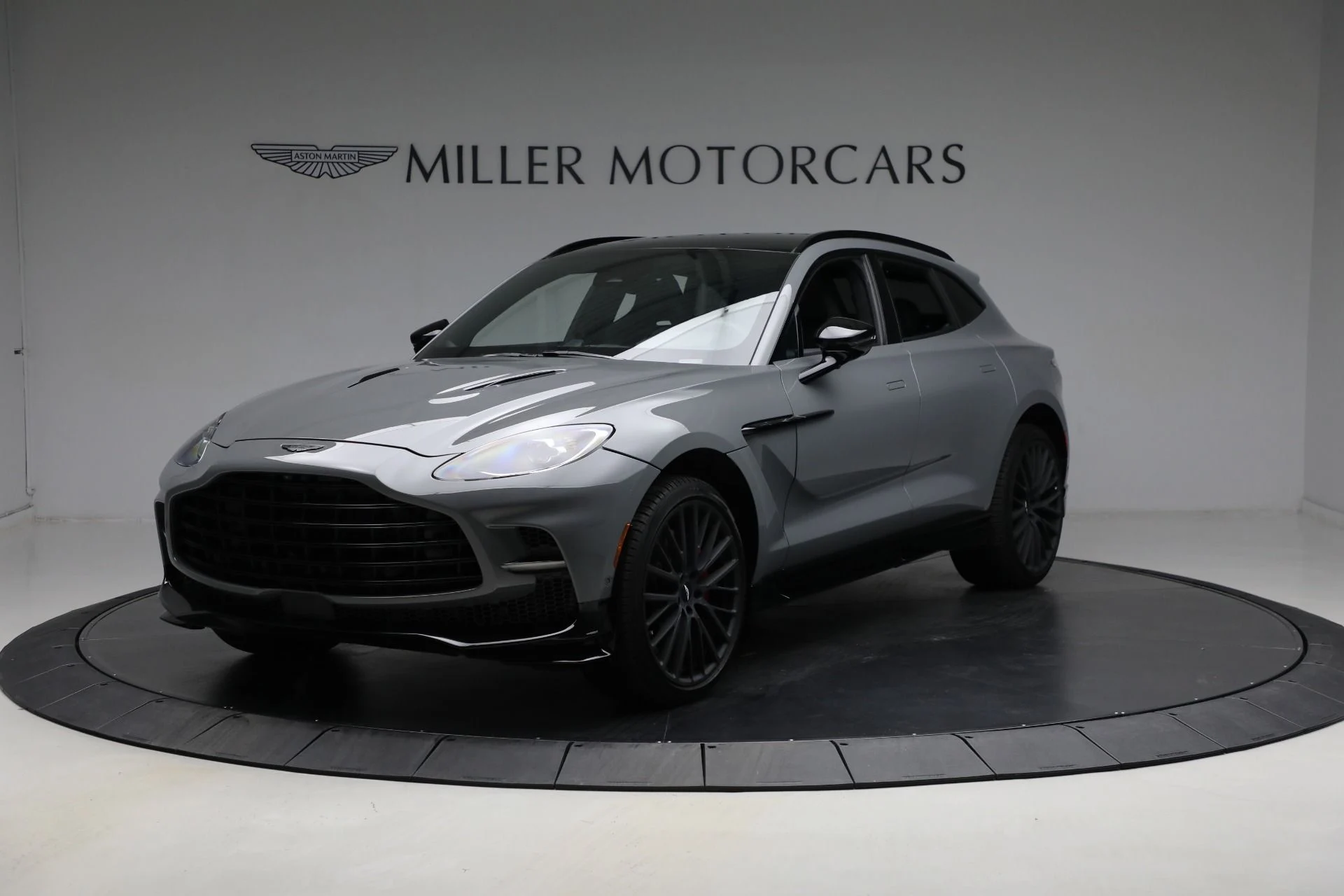 mph000_195144079_New_2025_Aston_Martin_DBX_707_e541cf290a
