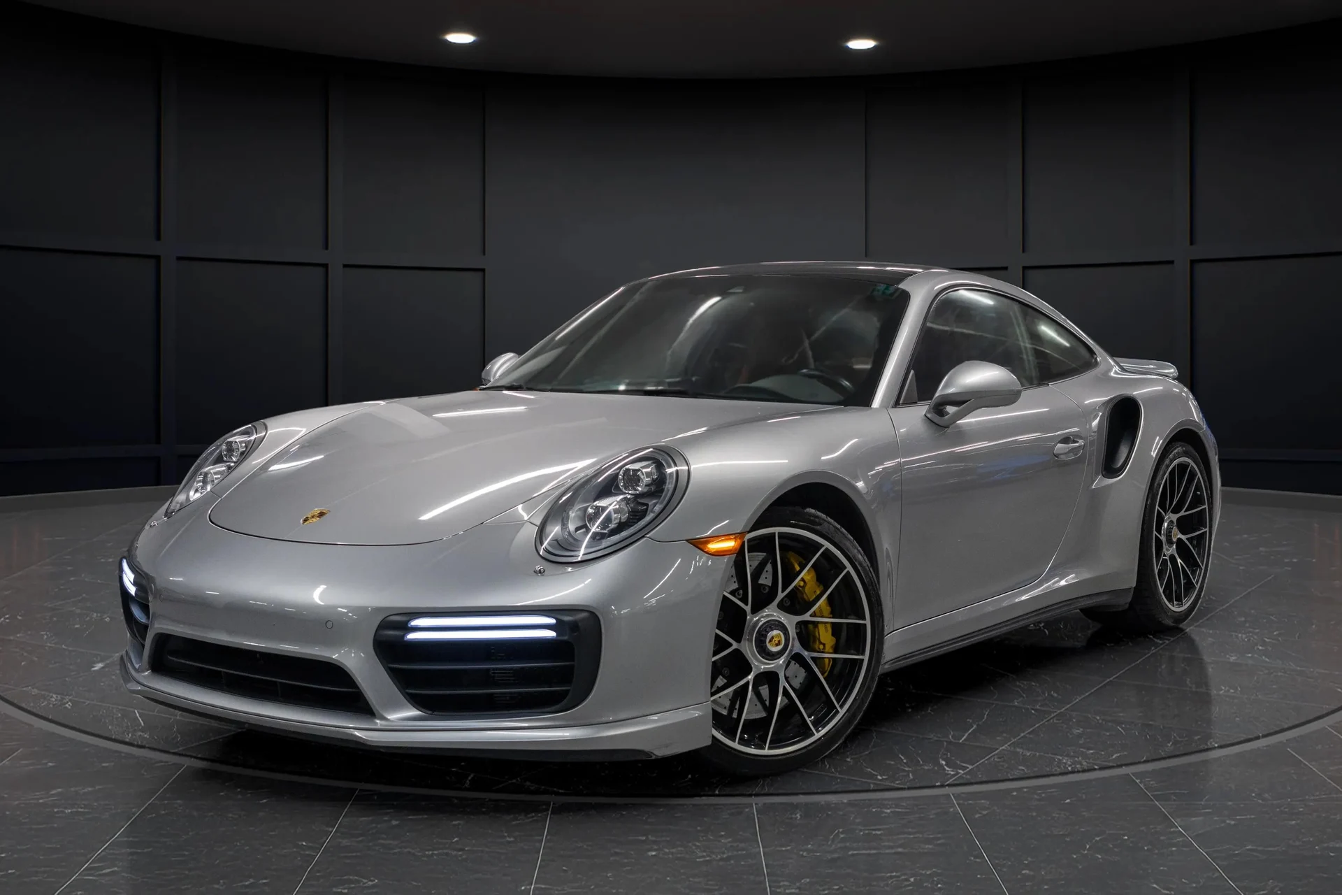 mph000_21247646_1d6b0d7f_95f9_42ef_a691_43db104d13a6_201720_Porsche2091120_Turbo20_S2028_WP_0_AD_2_A93_HS_16640329_1_ceee683fcc
