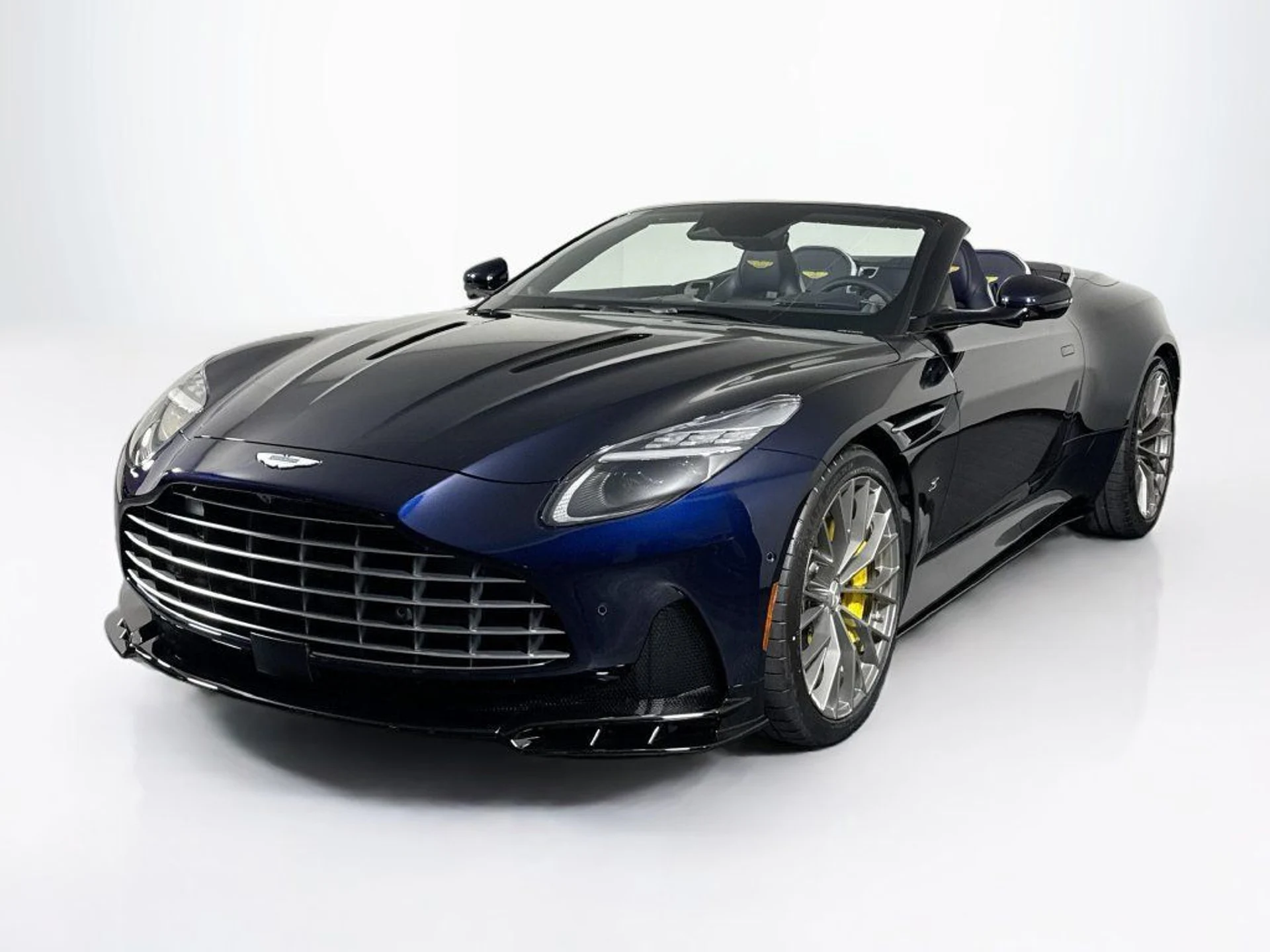 mph000_2212649070_new_2026_aston_martin_db12_volante_11350_23082911_1_1024_2106dba03c