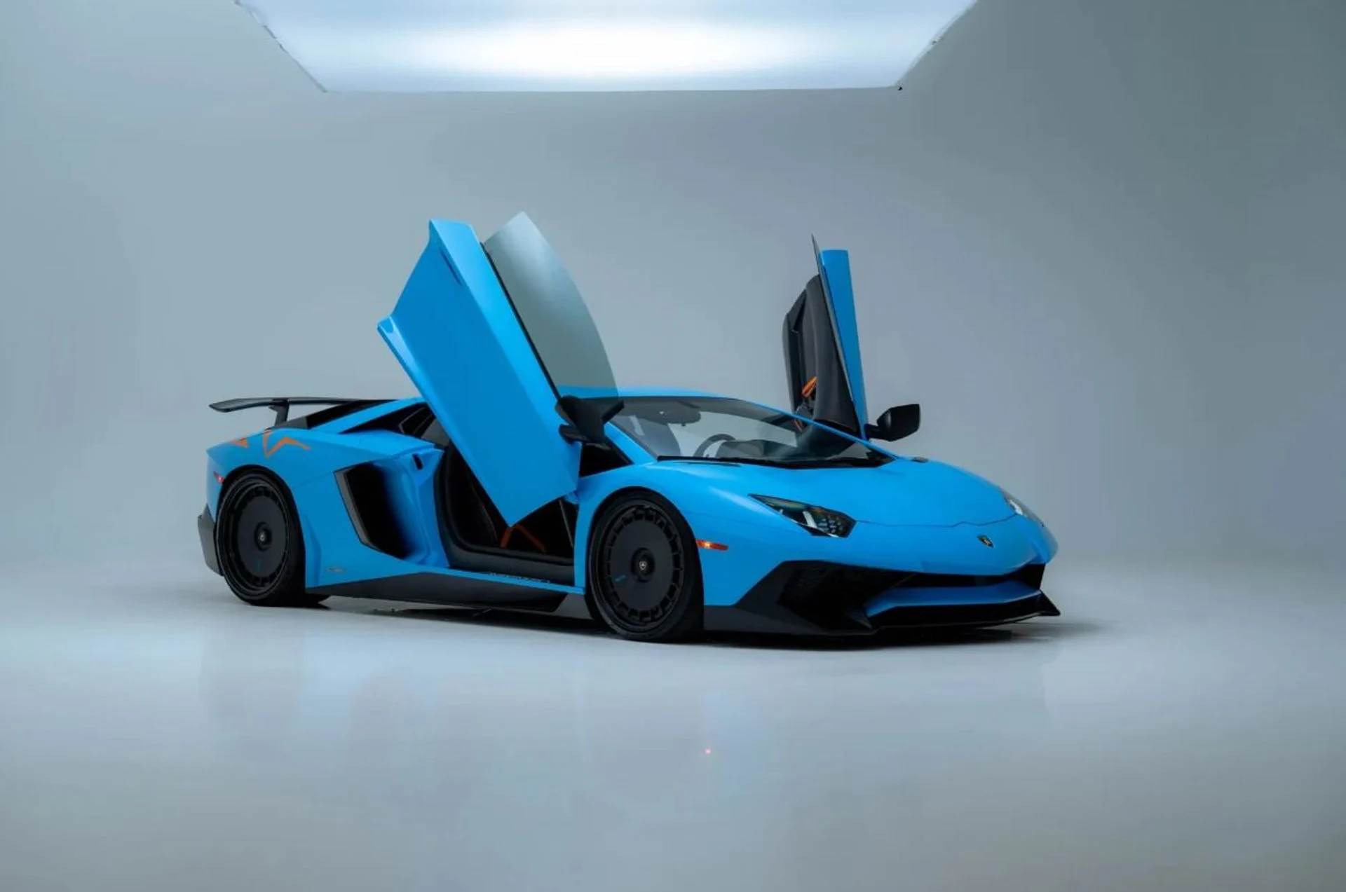 mph000_2220712446_Used_2017_Lamborghini_Aventador_SV_1786551969_499712798a